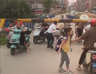 居民需弯腰通过桥头限高杆?全国多地“限高设施”保护“谁”的安全?