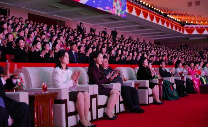 金正恩携妻女观看妇女节演出 强调女性作用重要