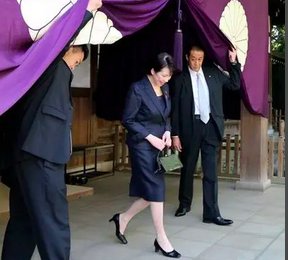 “送礼不上门”的政治算计：高市早苗连供祭品，三重动机解析