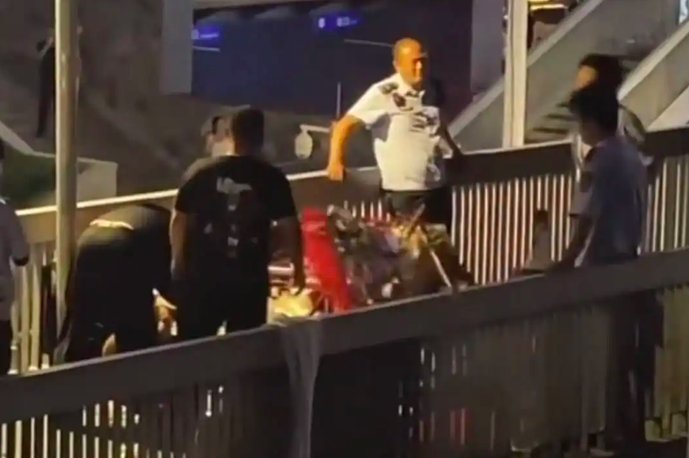 天桥上的拳头，砸疼了城市管理的哪根神经？