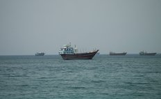 一艘航母、一条海峡、一场谁都输不起的赌局