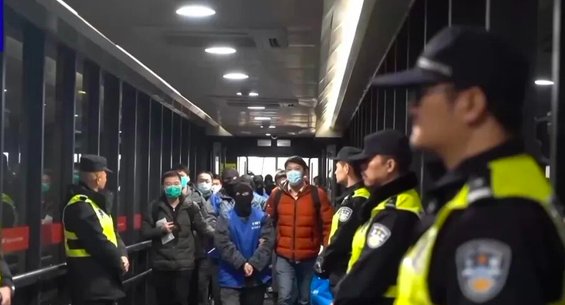 密密麻麻的红点，和那句“最缺的是人不是钱”