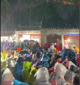晴天里的“暴雨”：一场没人淋湿的雨，为什么所有人都信了
